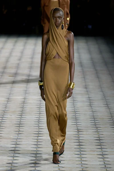 Look 16
